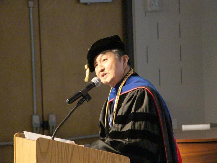 Jungwoo Ryoo, 校长兼首席学术官, 在<a href='http://sthr.daves-studio.com'>365英国上市</a>杜波依斯分校的毕业典礼上致开幕词.